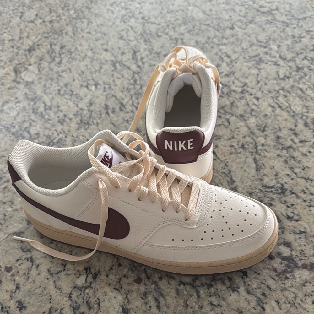 Nike Men's Cream and maroon swoosh